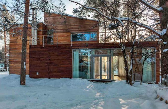 Стеклянные перегородки веранды оснащены раздвижными механизмами, что открывает большие возможности для функциональных маневров